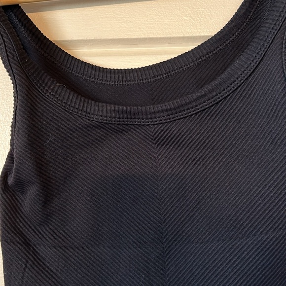 NIKIBIKI Set of 3 Seamless Chevron Ribbed Crop Top - Picture 10 of 17